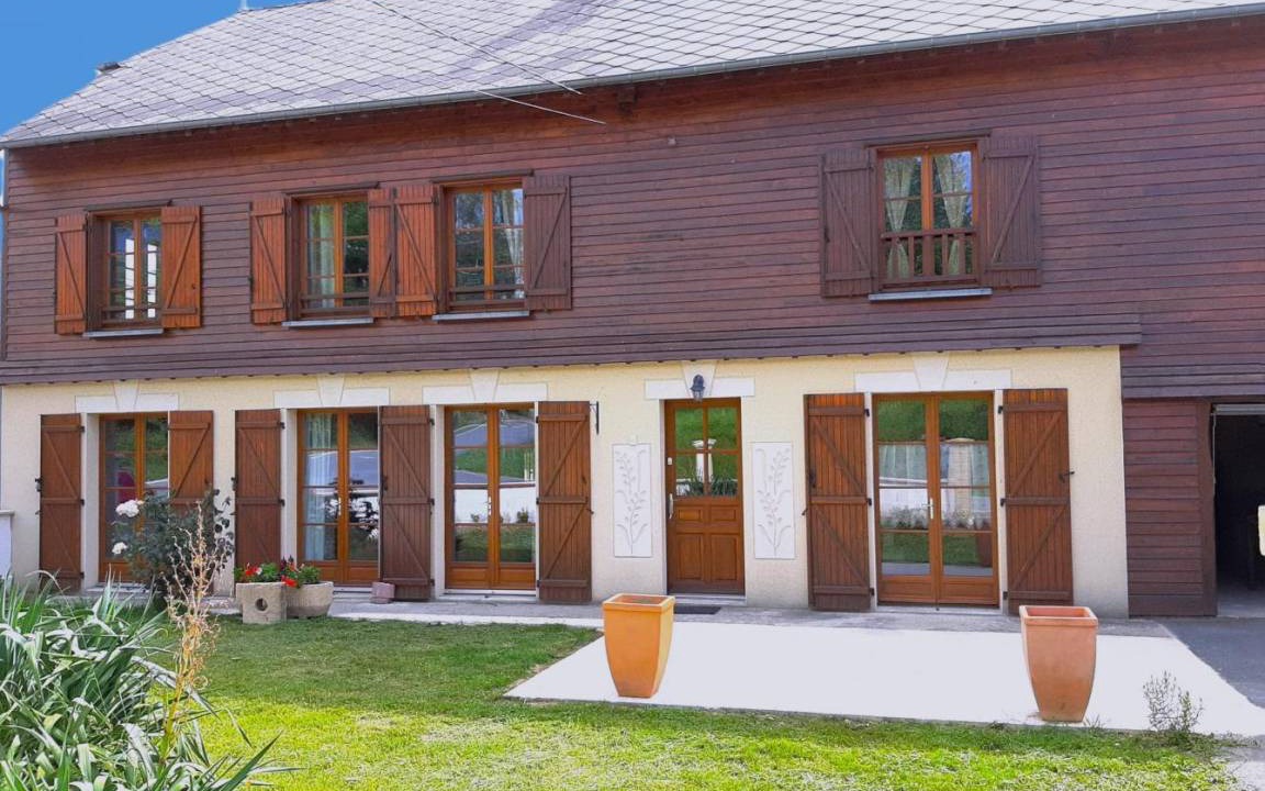 Givron House | 140 m² Gîte ∙ 5 bedrooms ∙ 9 guests
