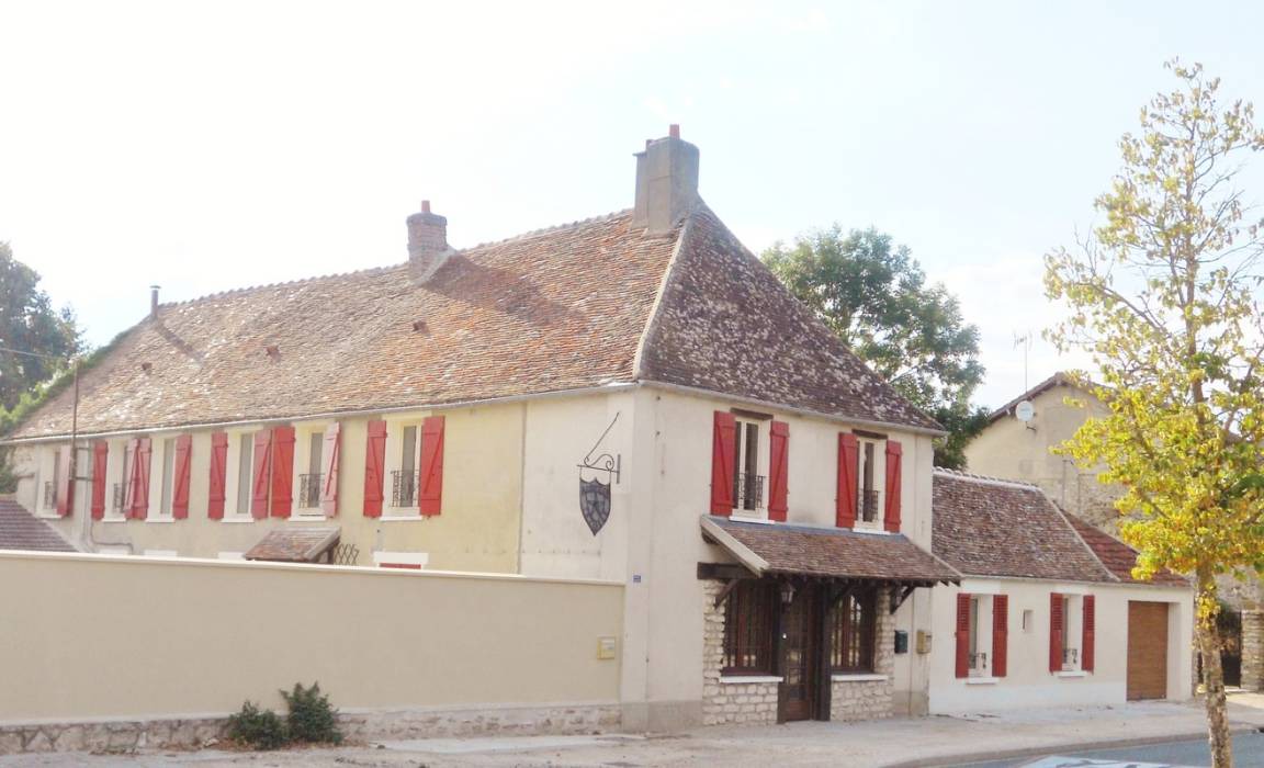Villeneuve-les-Bordes House | 265 m² Gîte ∙ 7 bedrooms ∙ 14 guests