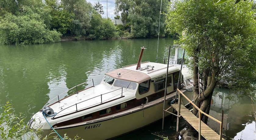 Louveciennes Boat Rental | 40 m² Houseboat ∙ 1 bedroom ∙ 5 guests