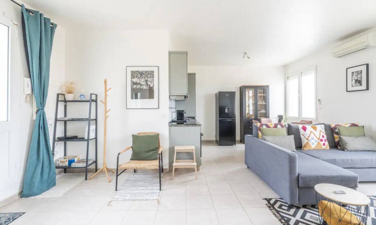 Magny-les-Hameaux Apartment | 44 m2 air-conditioned apartment with terrace not overlooked