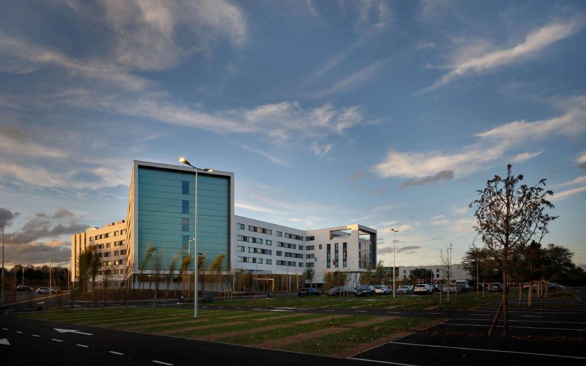 Roissy-en-France Hotel | 53 m² Hotel ∙ 8 guests