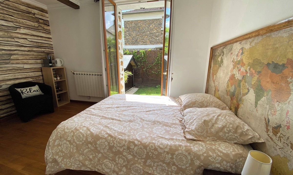 Maisons-Alfort Bed & Breakfast | 540 sq ft - full master suite and living room