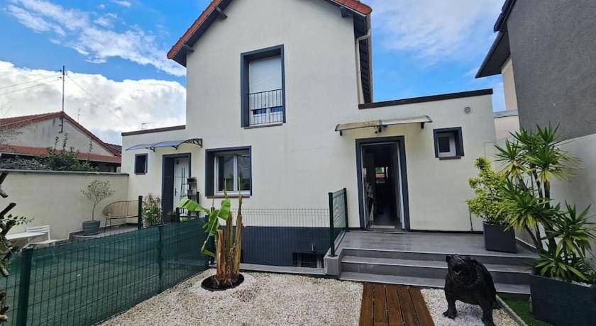 La Courneuve Apartment | 80 m² Apartment ∙ 2 bedrooms ∙ 9 guests