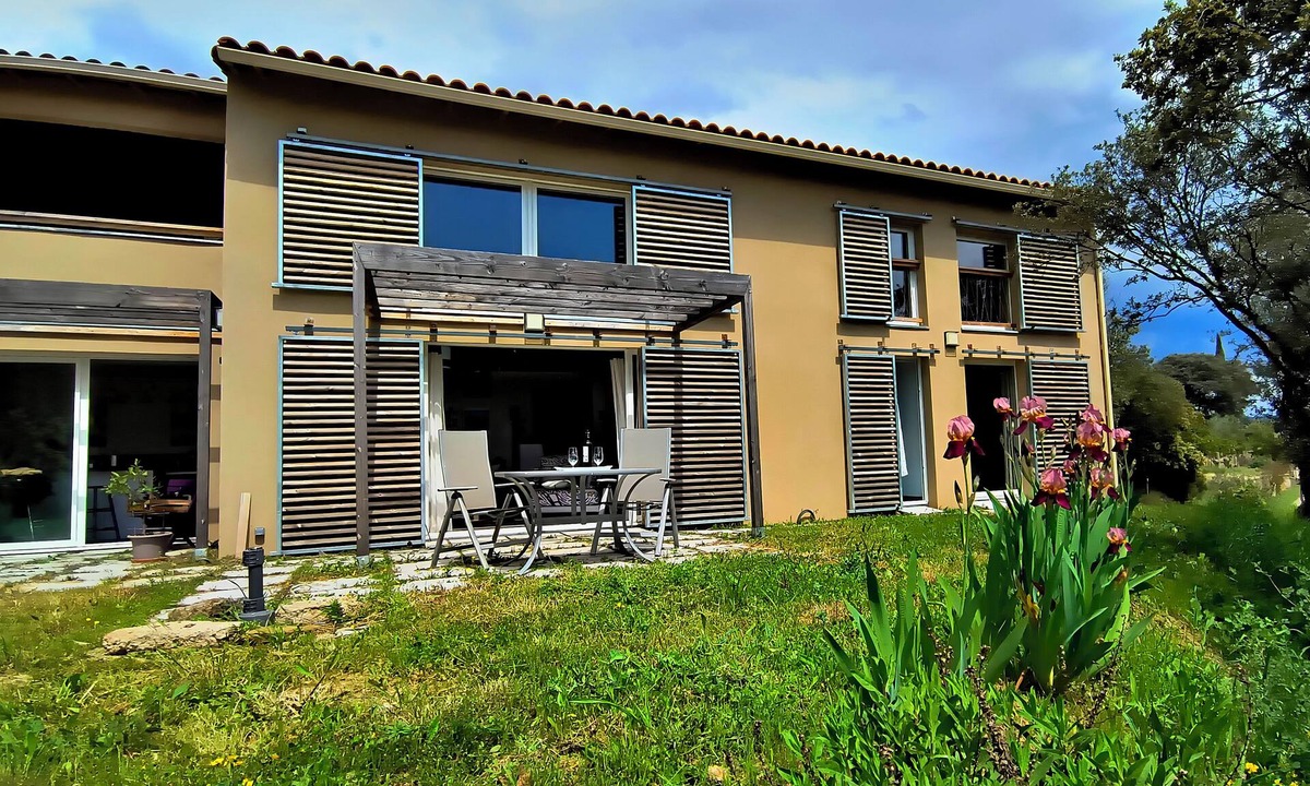 Roquessels Villa | A spacious house with an unobstructed view, at the trailhead