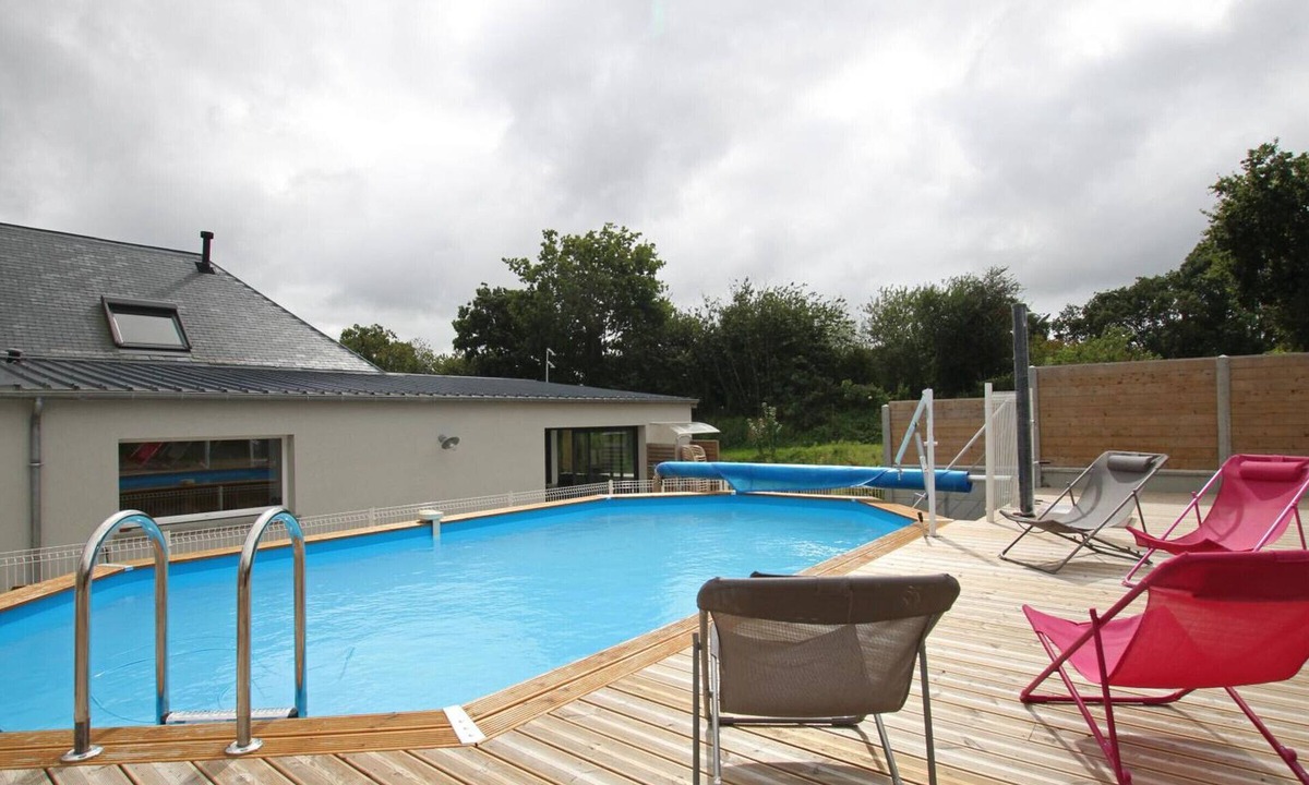 Vesly Cottage | Accessible Family Getaway with Jacuzzi, Pool, and Spacious Living Spaces