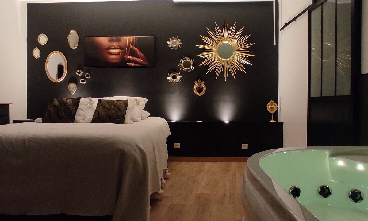 Ailly-sur-Noye Apartment | Accommodation with a landscaped patio with trees. Ideal for a moment for two.