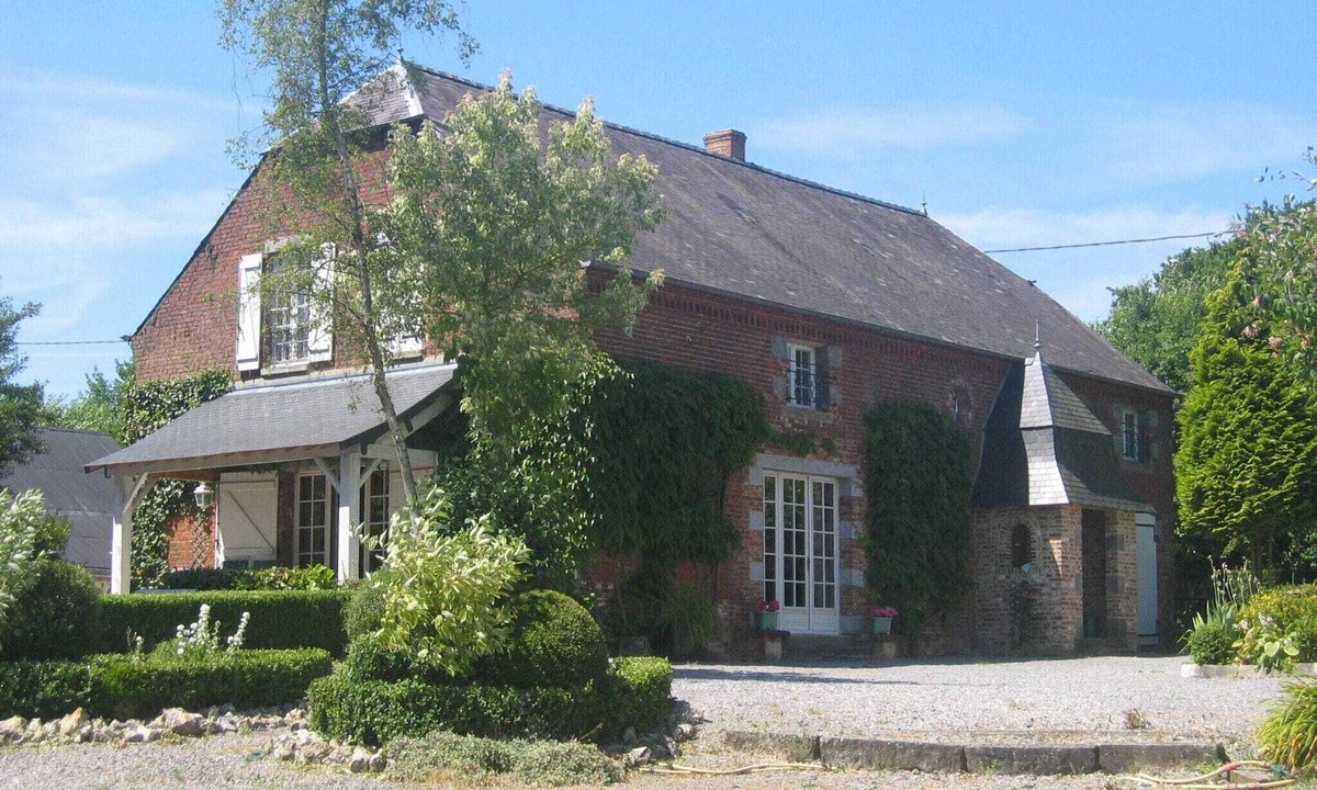 Englancourt Cottage | Alluring Cottage in Englancourt with Fenced Garden