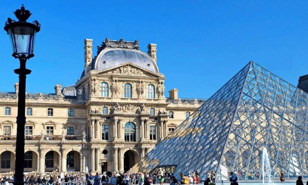 Vivienne Apartment | AN AUTHENTIC PARISIAN RETREAT NEXT TO LOUVRE ,TUILERIES GARDENS & PALAIS ROYAL