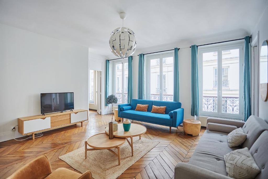 Saint-Merri Apartment | Apartment beaubourg by Studio prestige