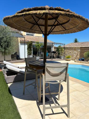 Pont-Saint-Esprit Apartment | Appartement duplex meublé avec vue sur piscine