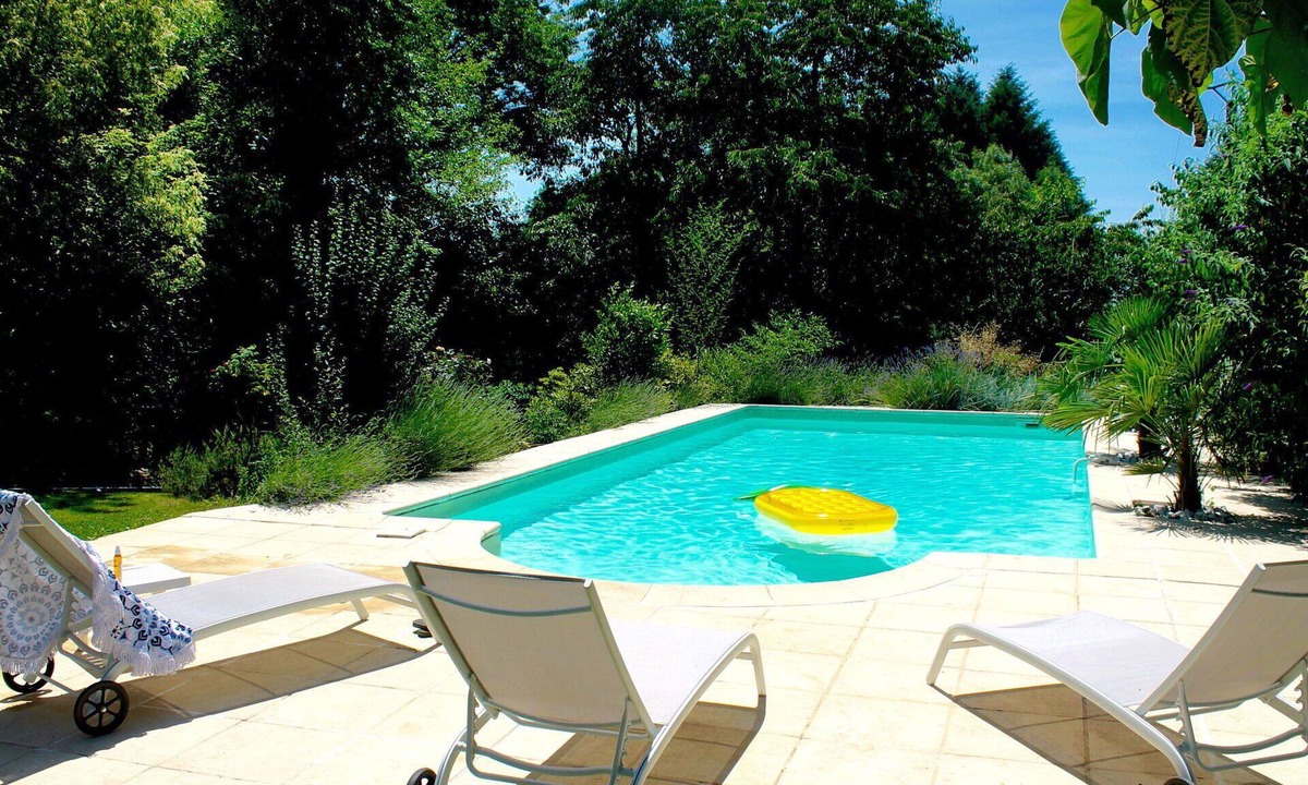 Saint-Sulpice-les-Feuilles House | Beautiful private villa for 9 people with private pool, WIFI, hot tub, TV, patio and pets allowed