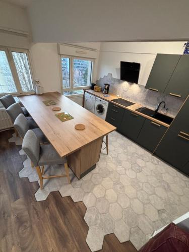 Saint-Remi Apartment | BedinReims "blue bottle"quiet and close to center free parking and wifi free ideal 5 à 9 Adultes