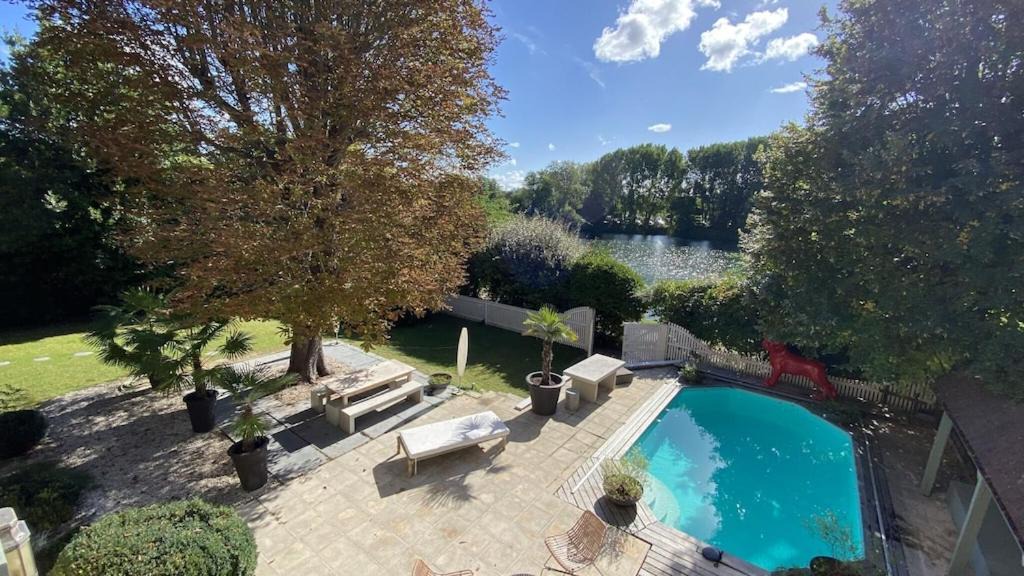 Carrieres-sur-Seine Villa | Belle demeure avec piscine, vue et accès direct à la Seine, très proche de Paris