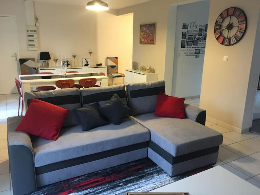 Pierrefonds Apartment | centre Pierrefonds superbe appartement + parking
