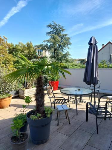 Rueil-Malmaison House | Chambre avec mezzanine dans une maison d'artiste