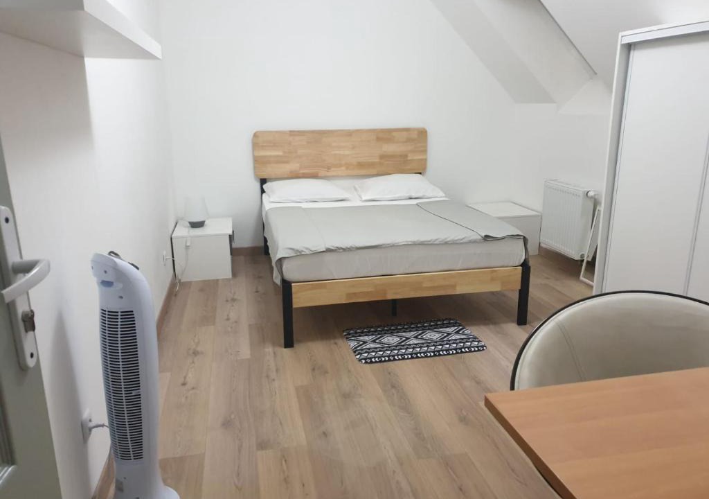 Dammartin-en-Goele House | Chambre privative avec ventilateur portable