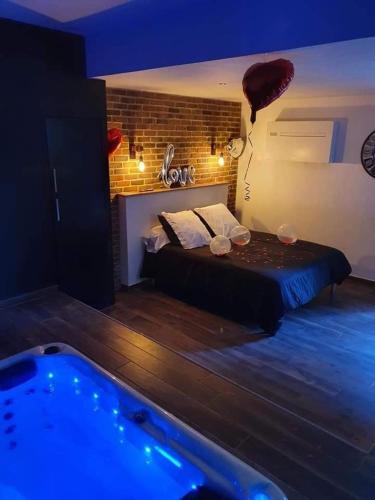 Ferriere-la-Grande Apartment | chambre romantique avec spa privatif
