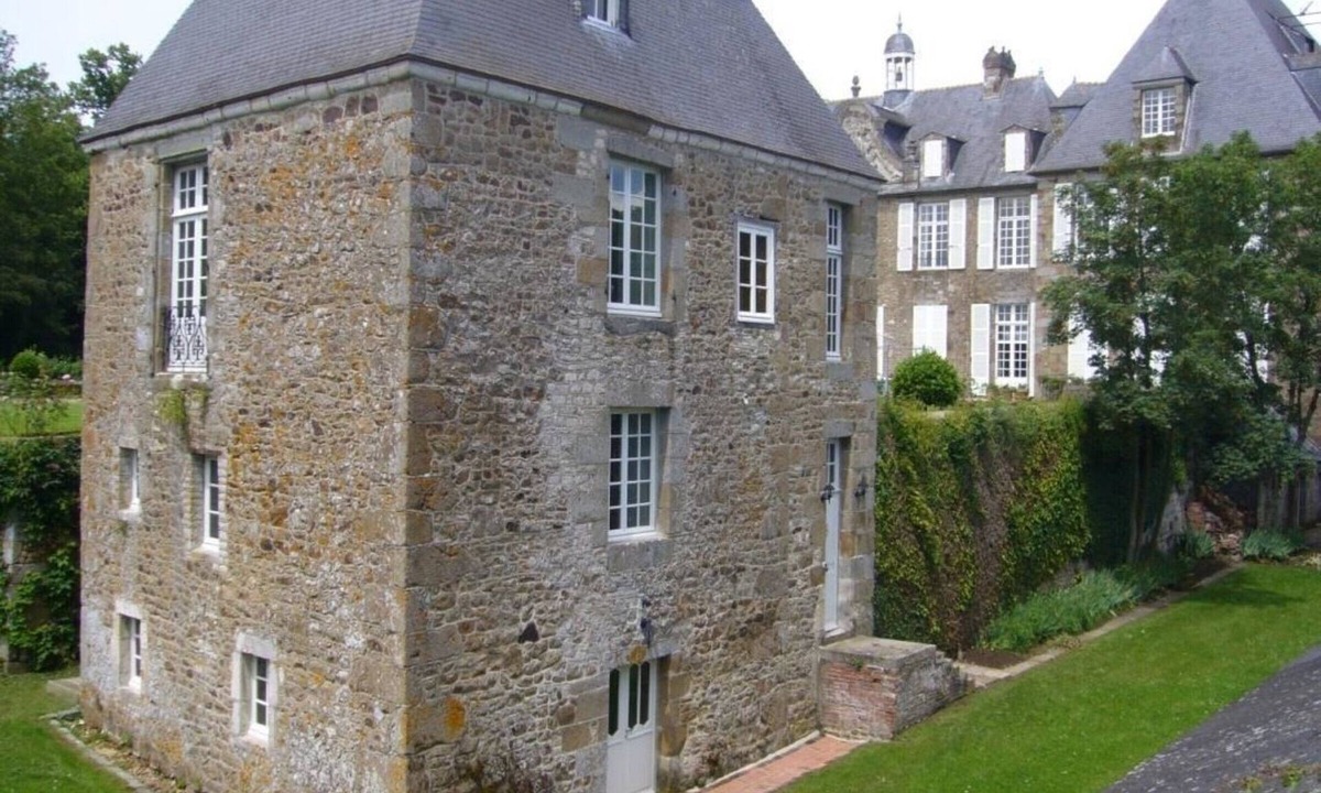 Rabodanges Cottage | Chaplain's House with Fireplace, Garden and Pets Allowed