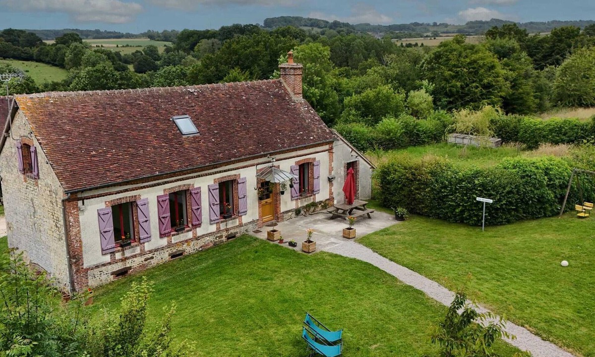 Saint-Martin-des-Pezerits Cottage | Charming Rural Villa with Large Garden, Modern Amenities, and Scenic Surroundings