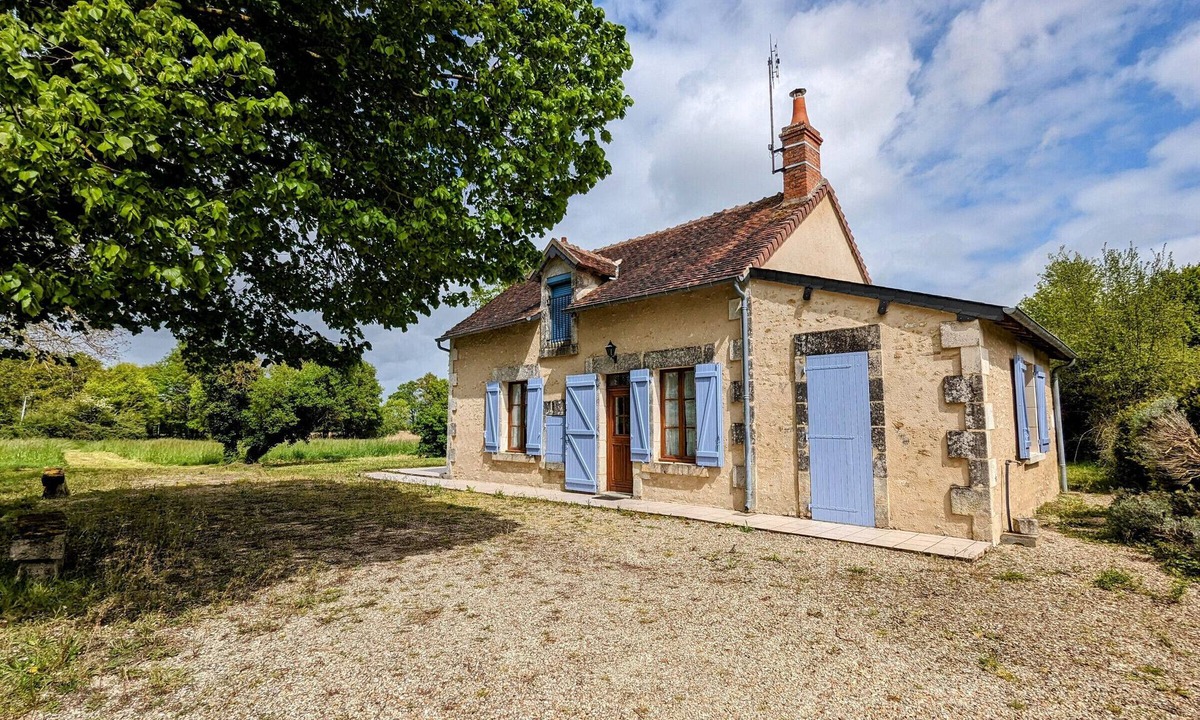 Saulnay Cottage | Charm House with Private Pond in the Heart of Berry