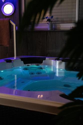 Thesee House | Charme & Sens Avec Jacuzzi intérieur