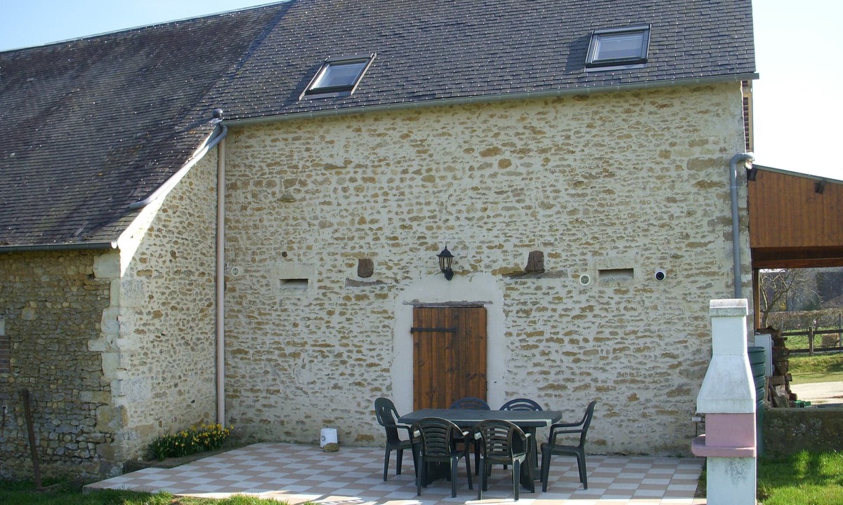 Bures Cottage | Charming fully equipped rural gite with shared heated summer pool (WiFi ext)