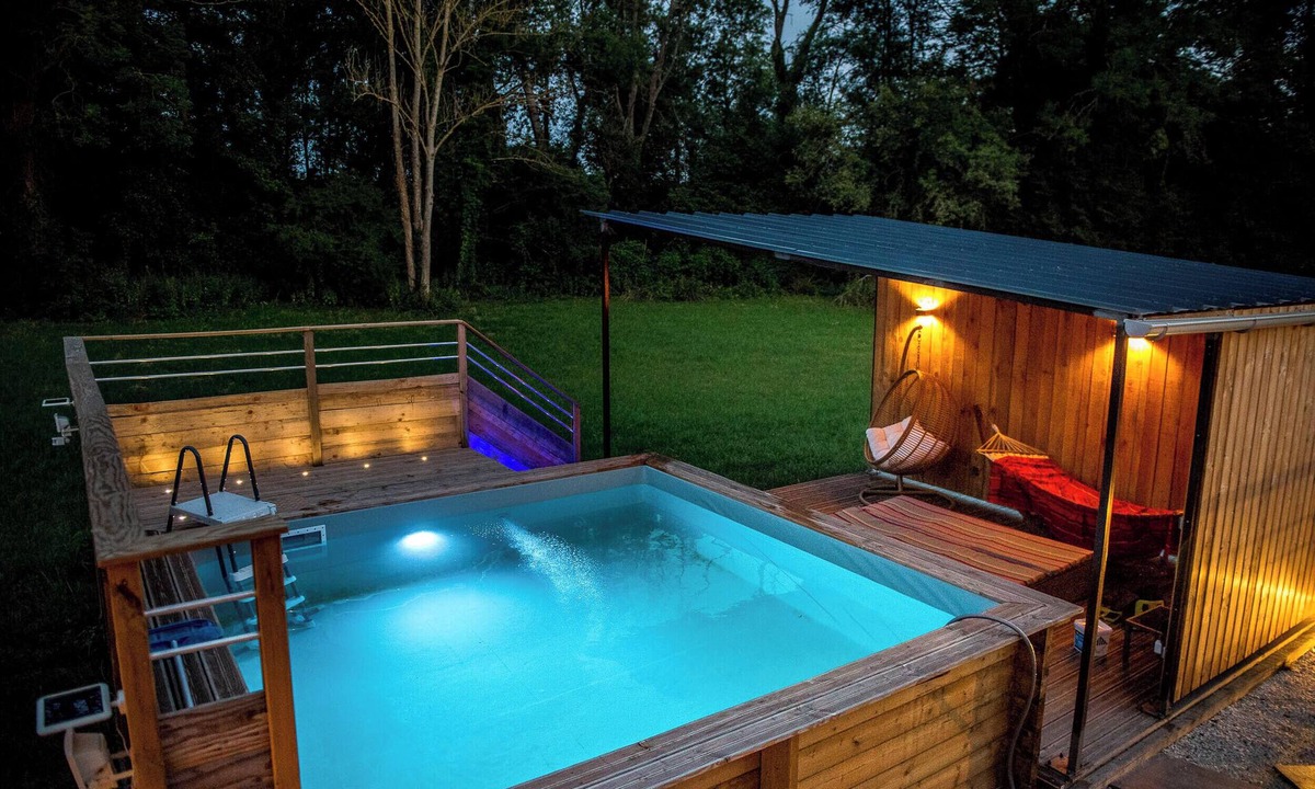 Chigy House | Charming house, terrace, swimming pool, Jacuzzi, trampoline and ping pong table