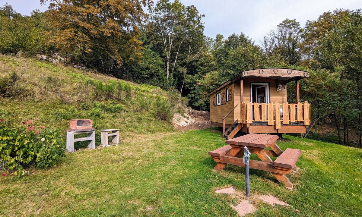 Ferdrupt Cottage | Charming Roulotte Stay: Streamside Serenity, Sauna, Massage & Ideal for Family or Friends