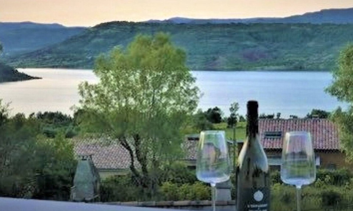 Liausson House | Contemporary villa T7 with breathtaking view of the lake