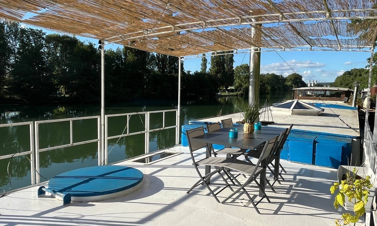 Vaires-sur-Marne Boat Rental | Cosy and convivial houseboat
