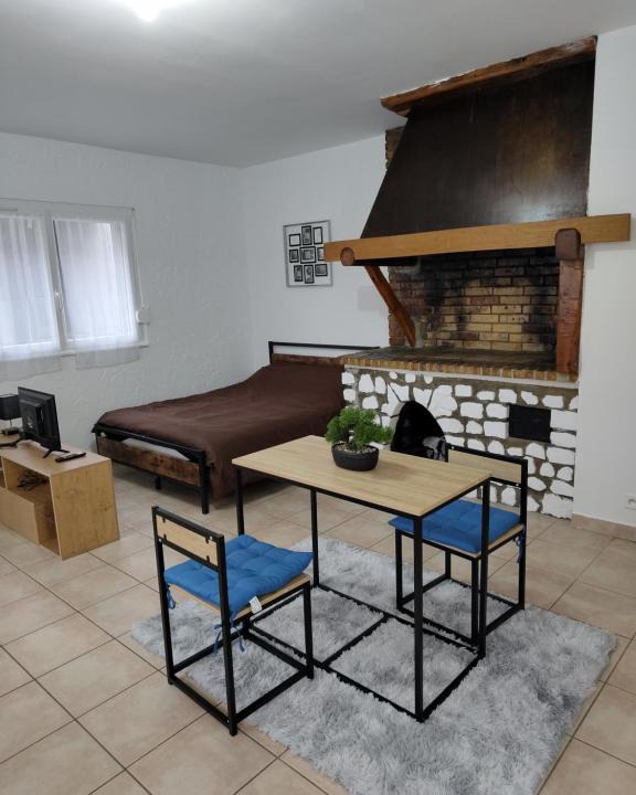 Pont-de-L'Arche Apartment | Cosy Studio