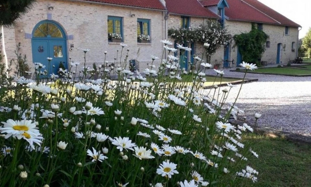 Quaedypre Cottage | Cozy Farmhouse in Quaëdypre: Sleeps 12, Private Garden, Near Dunkirk Beaches, WiFi & Baby Gear