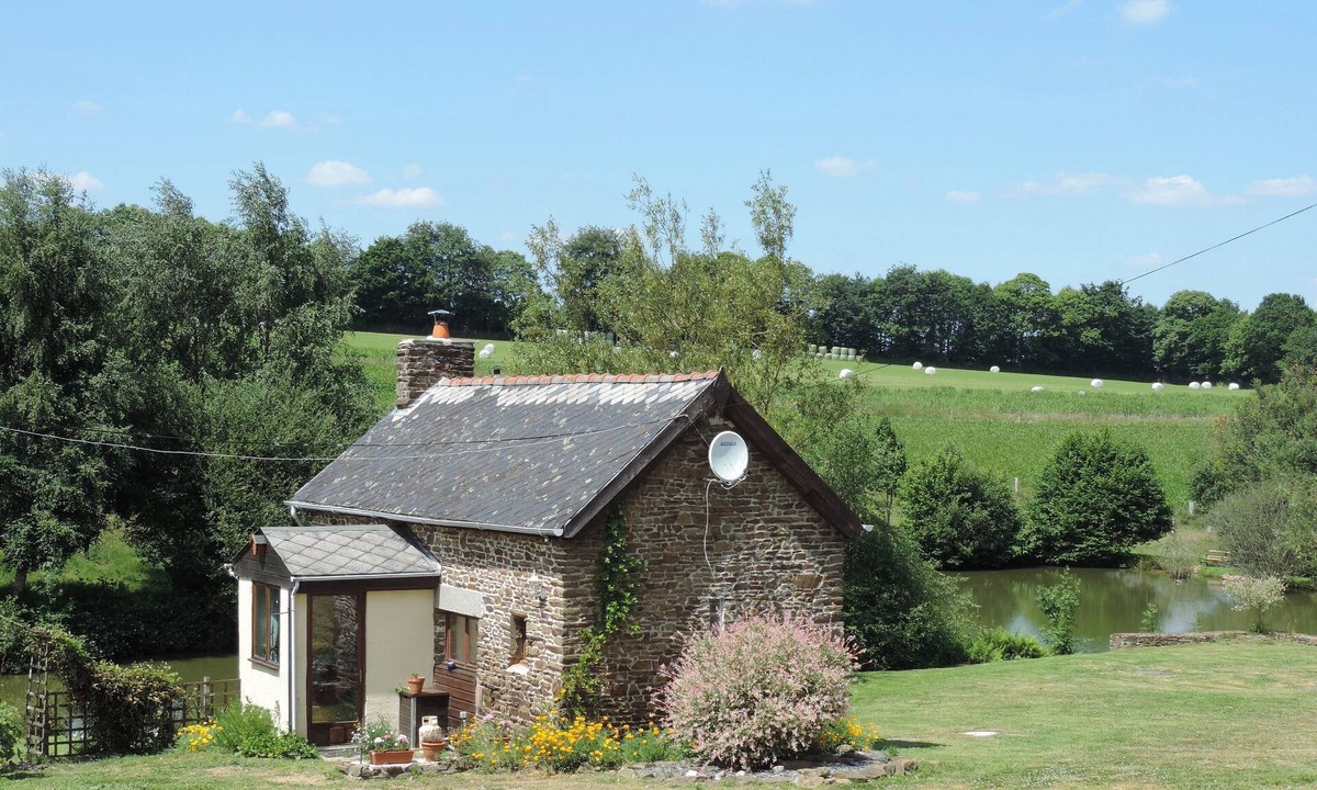 La Doree Cottage | Detached Lakeside Stone Cottage Set In Rural Countryside