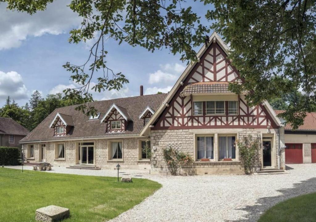 Thillombois House | Gîte pour 12 face au château de Thillombois avec jardin, cheminée et équipements PMR - FR-1-585-38