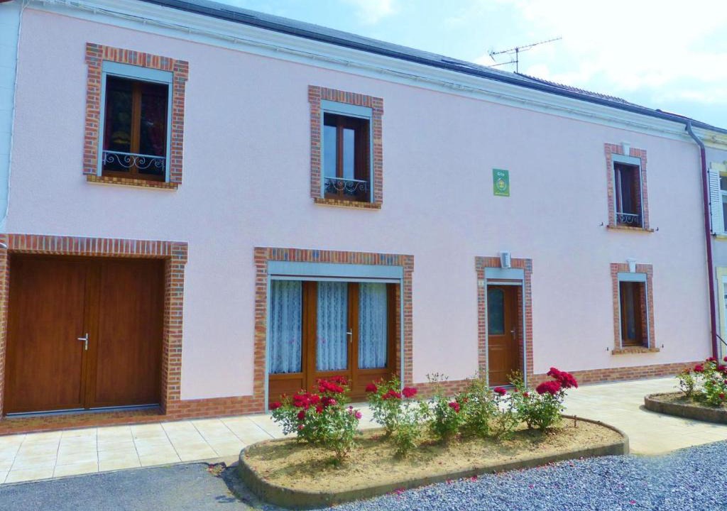 Rocroi House | Gite de vieille maison rouge