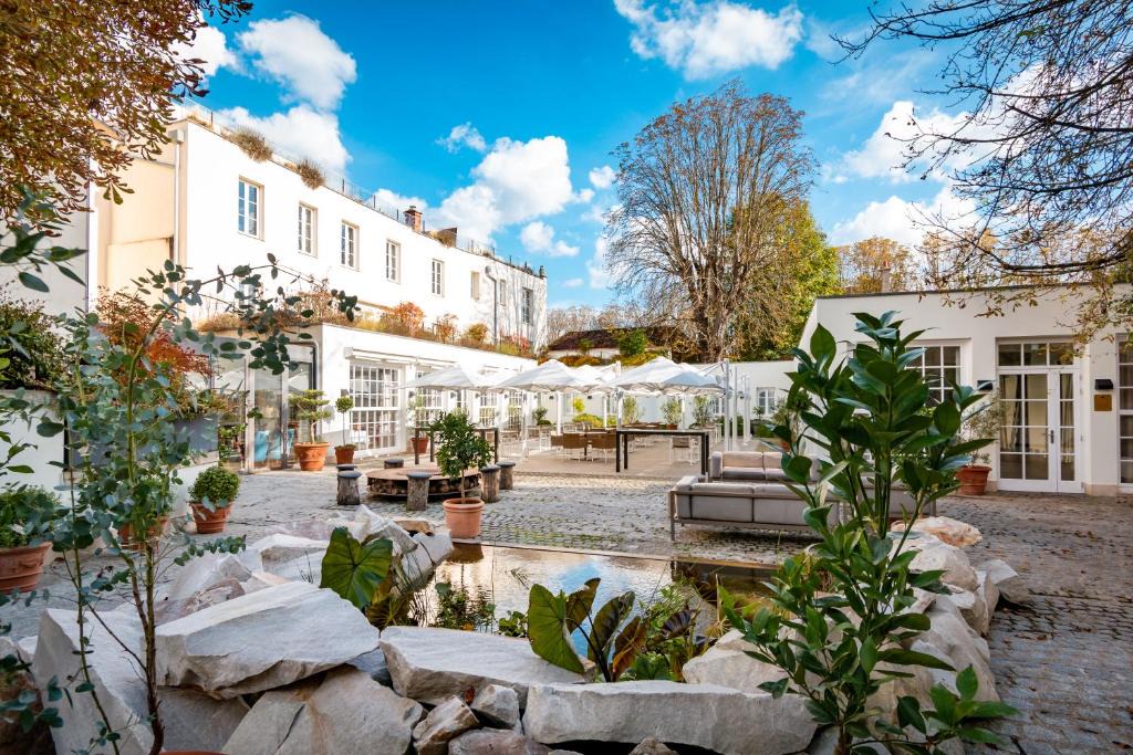 Fontainebleau Hotel | Hôtel de Cavoye