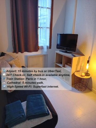 Beauvais Apartment | Heart of Beauvais Airport 15 min by bus, Studio