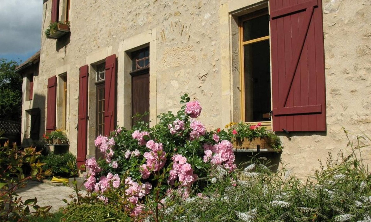 Crannes-en-Champagne Cottage | Historic 15th Century Home with Fireplace, Garden, and Modern Amenities
