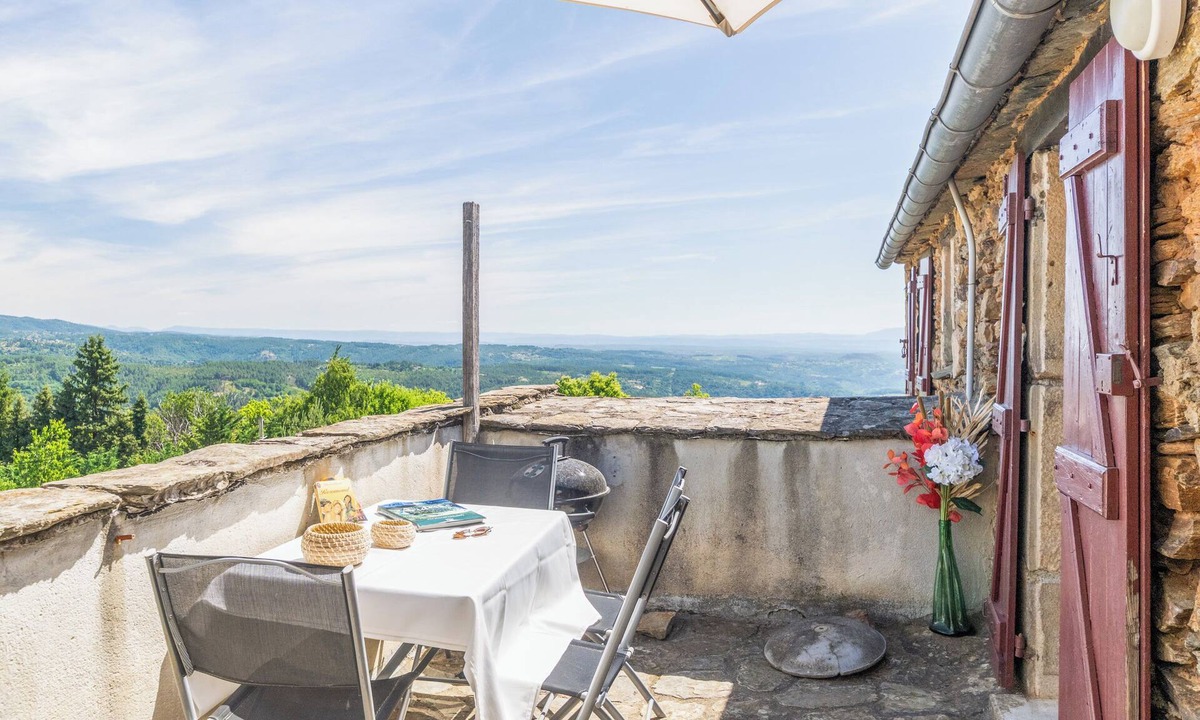 Gravieres Cottage | Holiday Home 'La Magnannerie' with Mountain View, Shared Pool and Air Conditioning