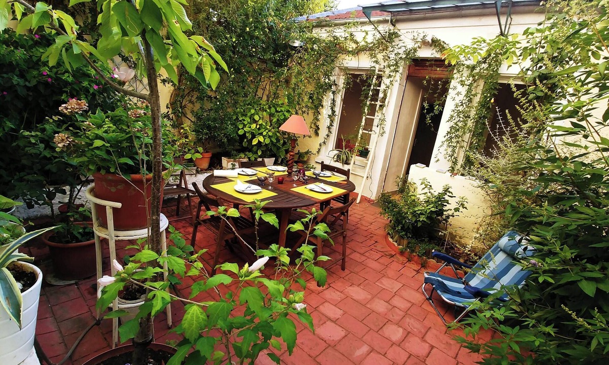 Montreuil House | Homerez - Comfortable house in Montreuil with a fenced garden