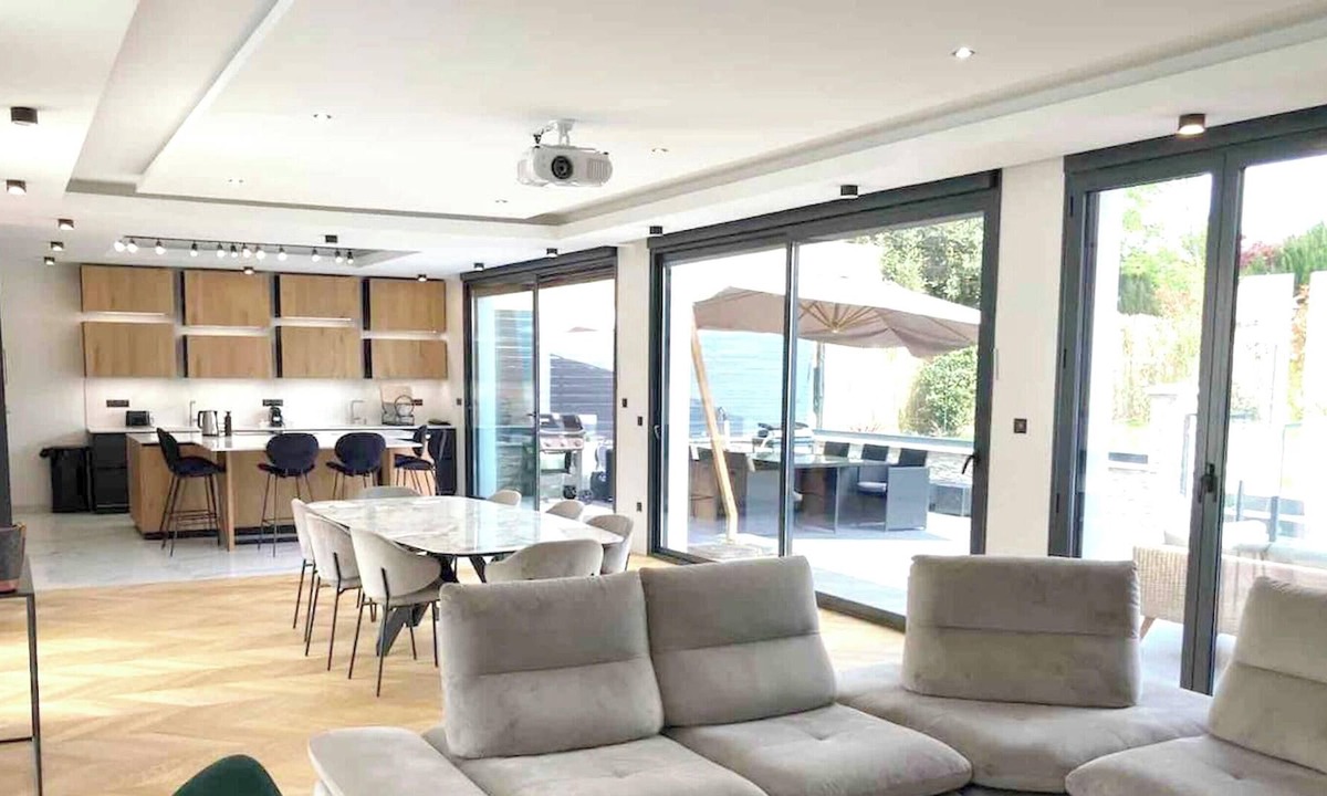 Saint-Brice-sous-Foret Villa | Homerez - Big villa for 12 ppl. with swimming-pool at Saint-Brice-sous-Forêt
