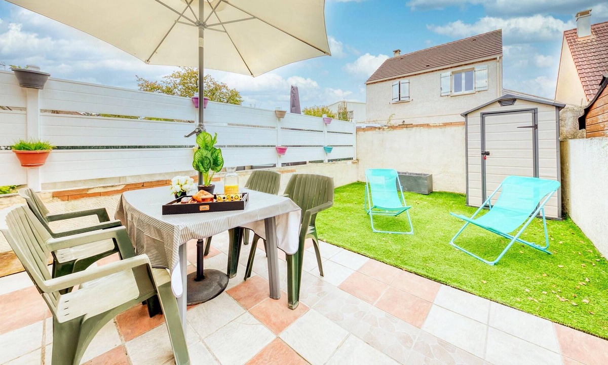 Bretigny-sur-Orge House | Homerez - Nice house for 6 ppl. with terrace at Brétigny-sur-Orge