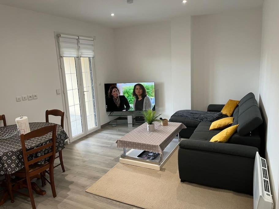Le Thillay Apartment | House with terrace près de l'Aéroport RoissyCDG - Tour Eiffel - Champs Elysée - Paris - Aéroville centre commercial - Parc Astérix - Disneyland Paris - Mer de sable - Châteaux de Chantilly et Ecouen - Parc des expositions Villepinte - Le Bourget