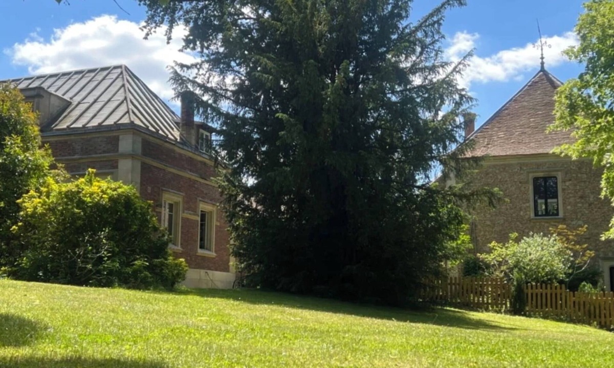 Boissy-Saint-Leger Cottage | In an exceptional setting, 17km from Paris, restored farmhouse of a château