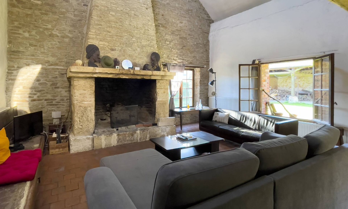 Cernoy House | In In a charming little village in front of a XVth century chapel and a castle