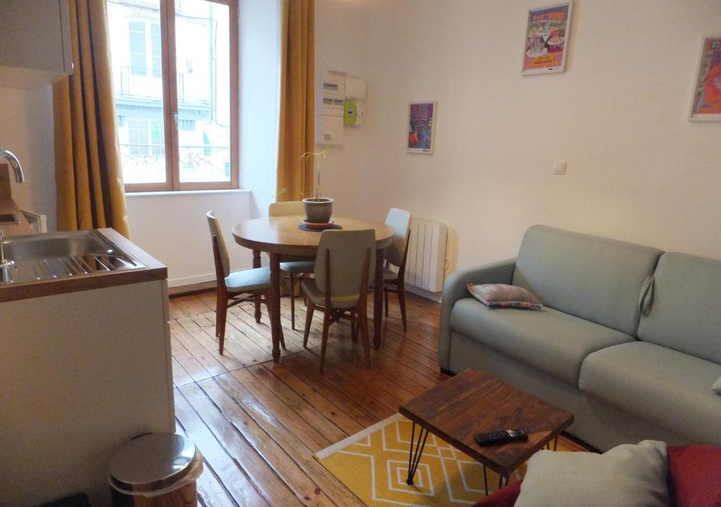 Dieppe Apartment | L'établissement TOIMOINOU, Hyper-centre, vue marché, proche mer 150m, lits faits à votre arrivée, serviettes de toilette, ménage, inclu, Netflix, accueil en personne
