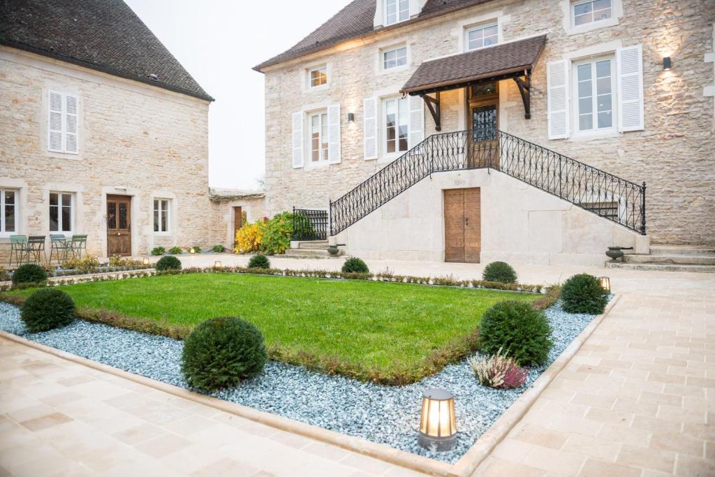 Puligny-Montrachet House | La Maison Deveney Mars