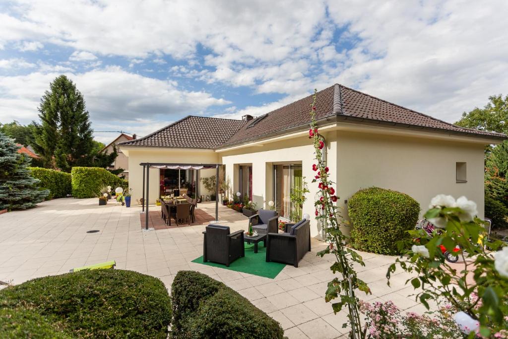 Wintzenheim-Kochersberg House | La Rose Trémière