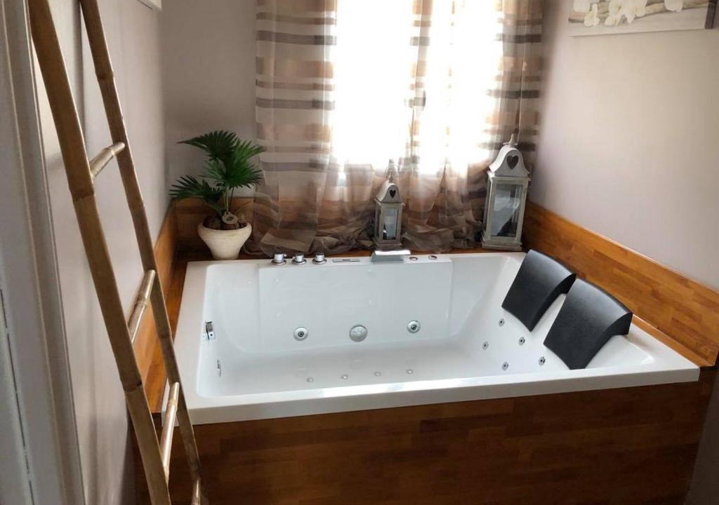 Fours-en-Vexin Bed & Breakfast | La suite des charmelines