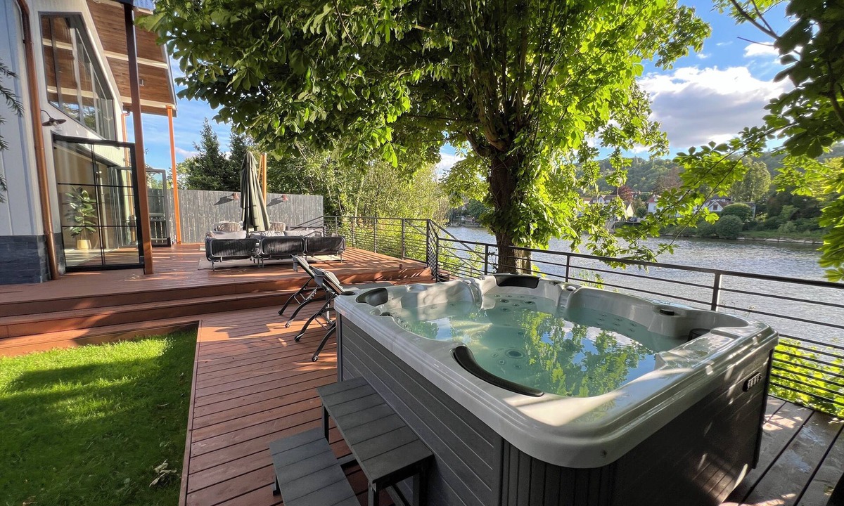 Grand Paris Seine et Oise Villa | La Vie Sage - Luxurious Villa with Jacuzzi and Sauna, LA VIE SAGE Maison de Luxe au bord de Seine av